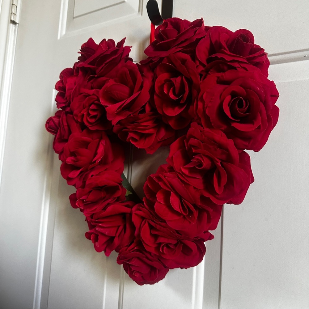 Red Roses Heart Wreath - Picture 4 of 7